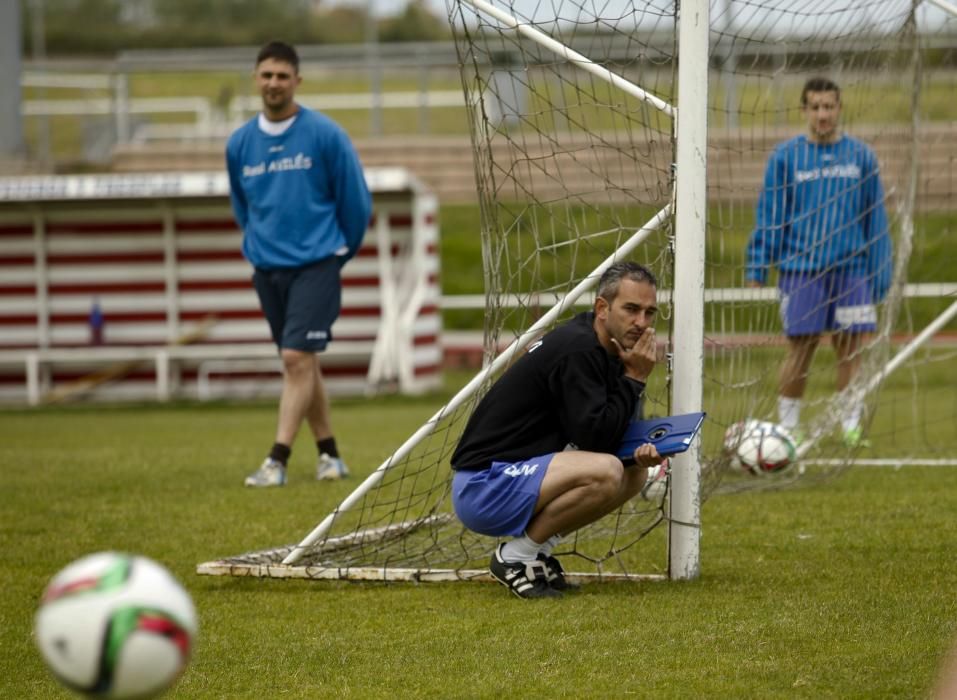 Entrenamiento del Real Avilés en las instalaciones de la escuela de Mareo de Gijón