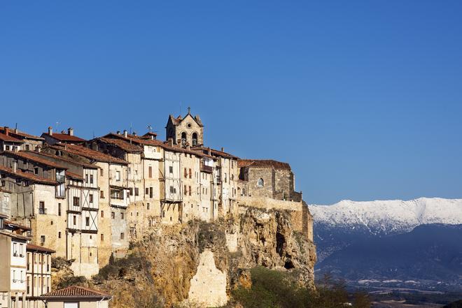 El pueblo de Frías en lo alto de la montaña en Burgos