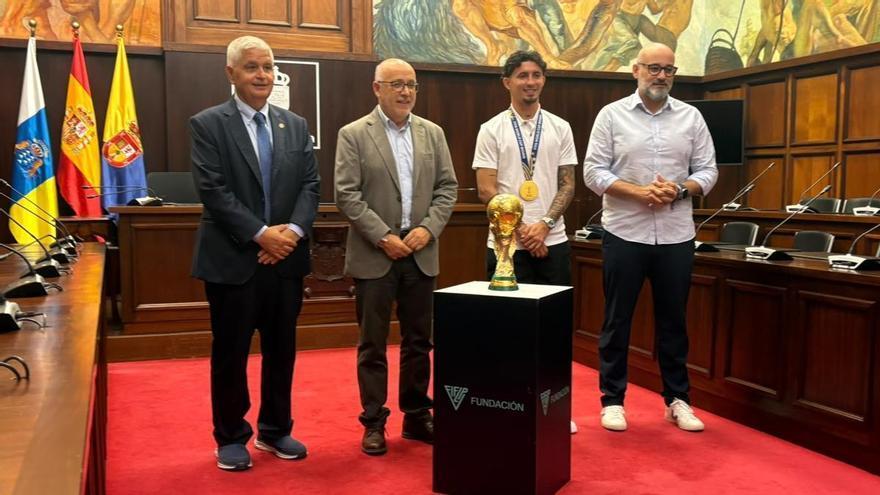 Emotivo recibimiento a Yeremy Pino en el Cabildo de Gran Canaria tras ganar la Copa del Mundo de Fútbol 2026