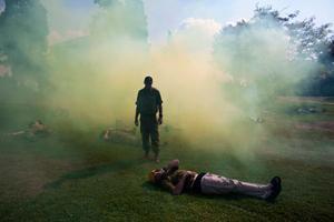 Soldats israelians a terra durant un exercici de simulació d’un atac amb míssils a Holon, a prop de Tel Aviv (Israel).