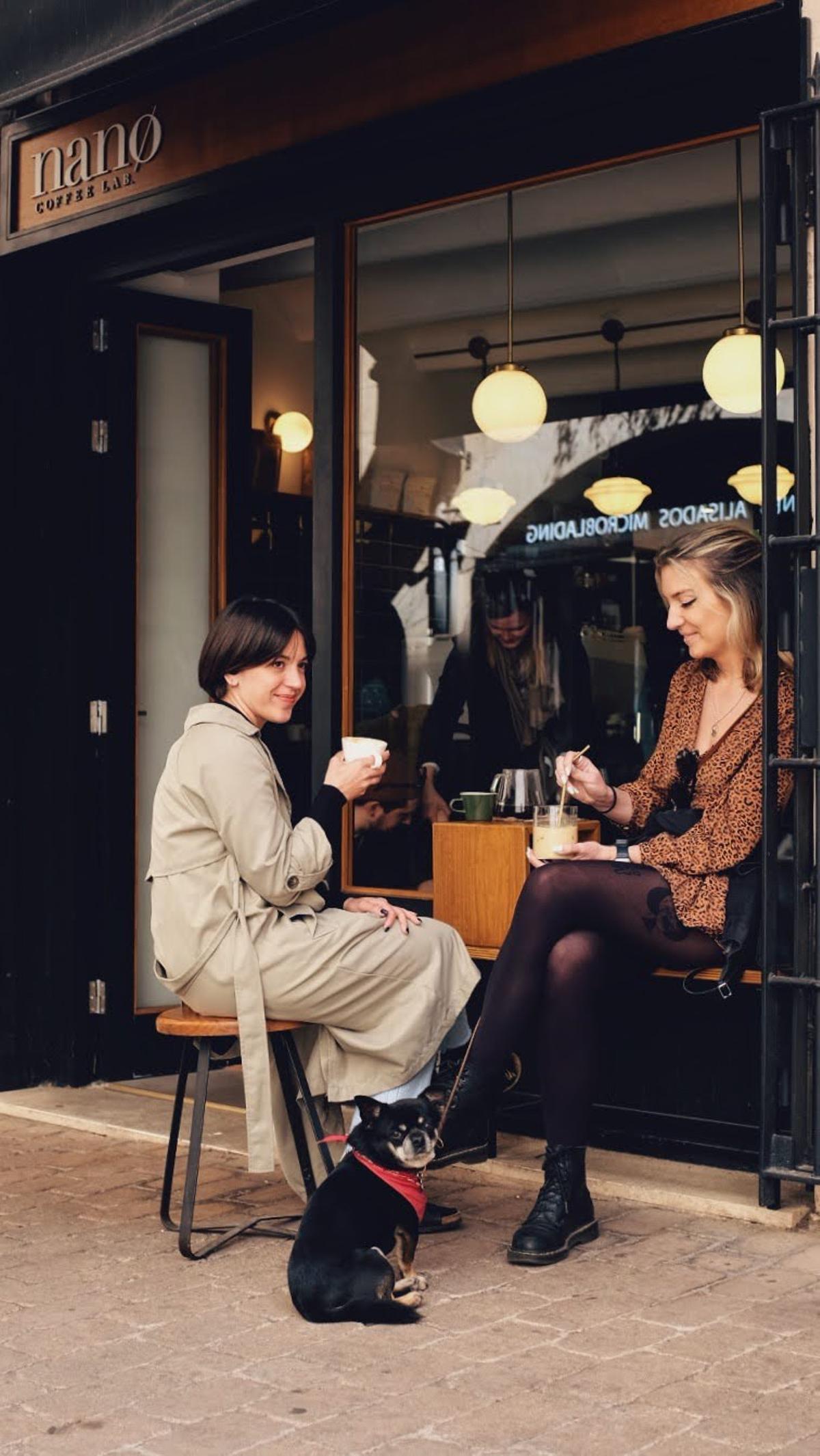 Dos chicas tomando café a las puertas de Nano Coffee