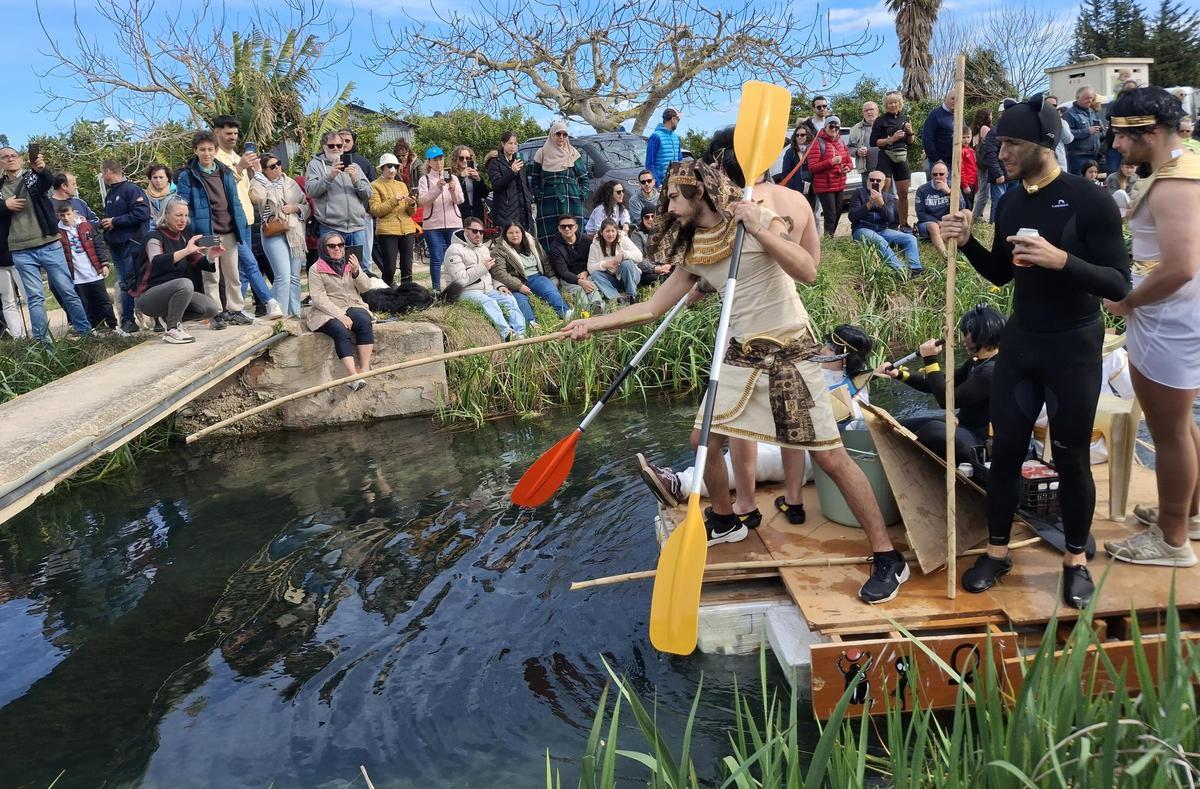 Barcaza inspirada en el antiguo Egipto.