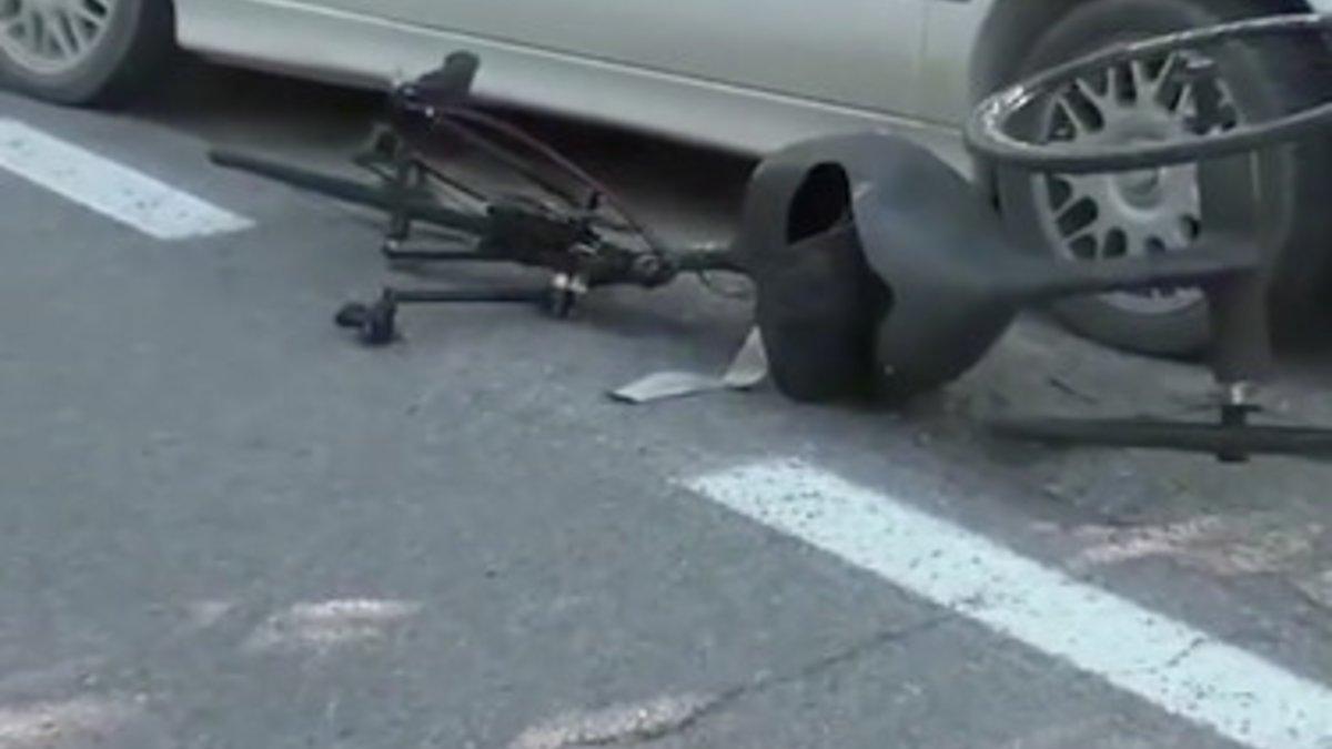 Restos de la bicicleta adaptada de Zanardi en el lugar del accidente