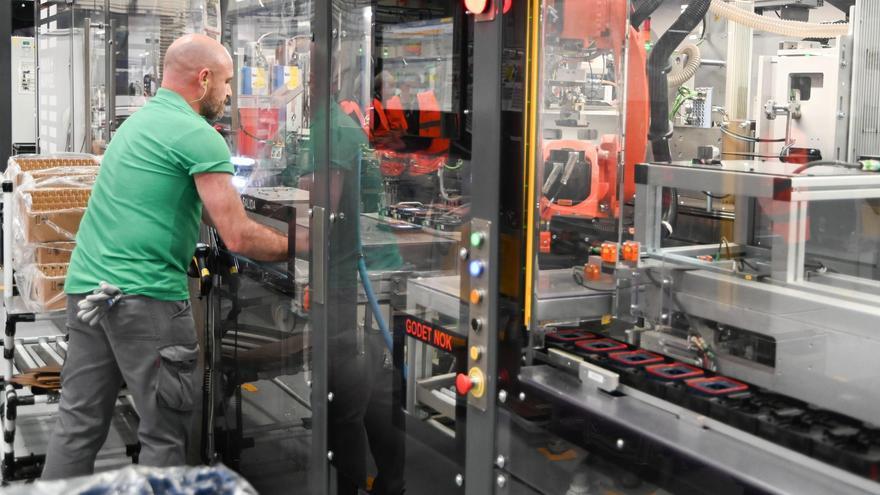 Un trabajador en la fábrica de filtros para automoción de Mann Hummel ubicada en el polígono Plaza de Zaragoza.