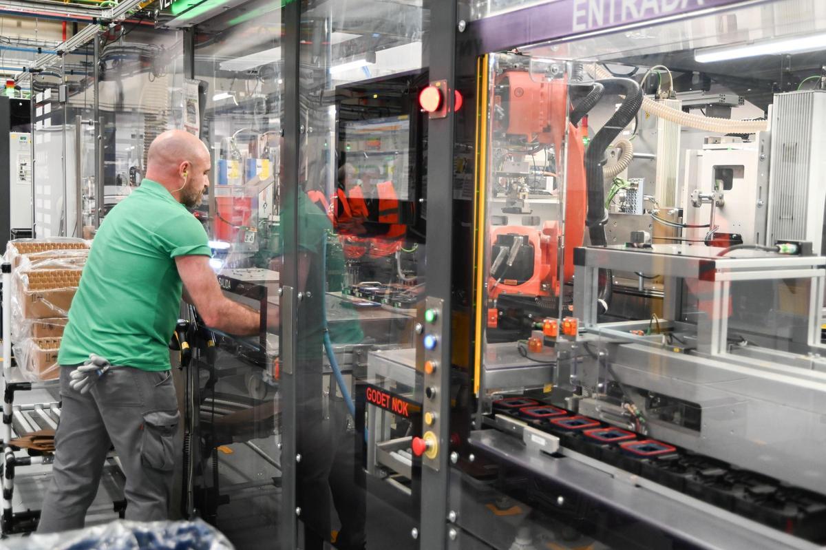 Un trabajador en la fábrica de filtros para automoción de Mann Hummel ubicada en el polígono Plaza de Zaragoza.