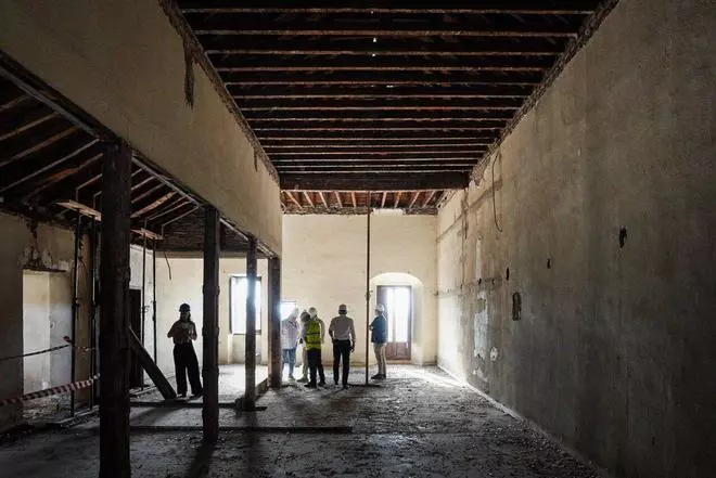 La rehabilitación del edificio de la antigua Real Academia revela un estado de deterioro más grave de lo previsto