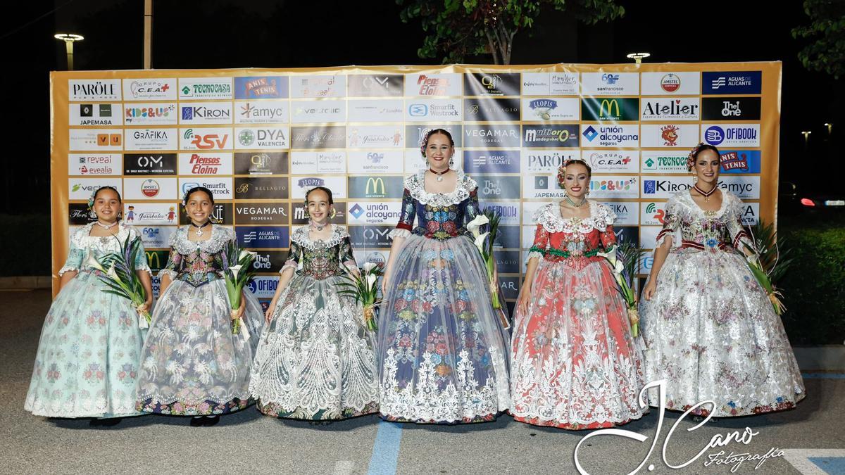 Foto de familia con las Belleas del Foc y sus Damas de Honor