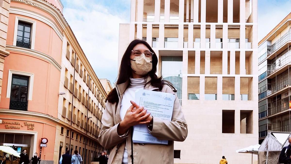 La exmilitar y actual concejala del Ayuntamiento de Murcia, Teresa Franco, con parte de la documentación que presentará en el juicio