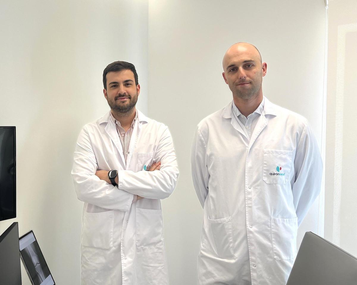 Los doctores Sergio González Andreu y Adrián García Iglesias, especialistas del servicio de Cirugía Ortopédica y Traumatología del Quirónsalud Córdoba y Jaén.