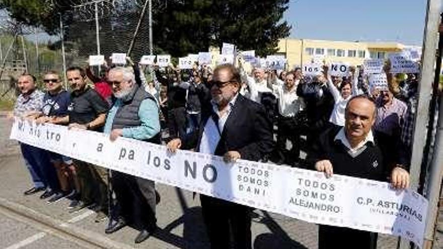 Un momento de la protesta, ayer, ante el centro penitenciario de Asturias.