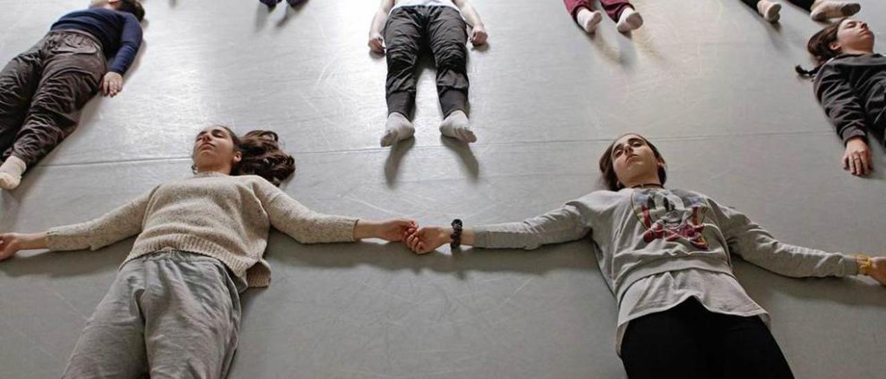 Alumnos del Conservatorio de Música y Danza de Gijón, durante un ejercicio de meditación en las jornadas de salud.