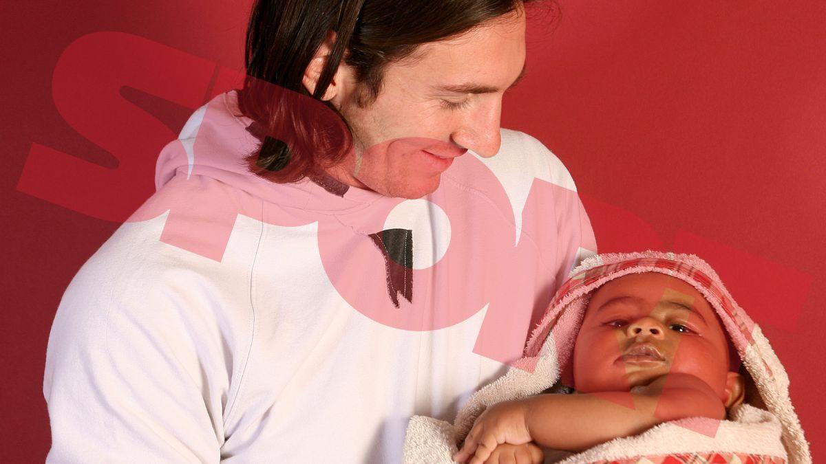 Messi, con Lamine Yamal de bebé.