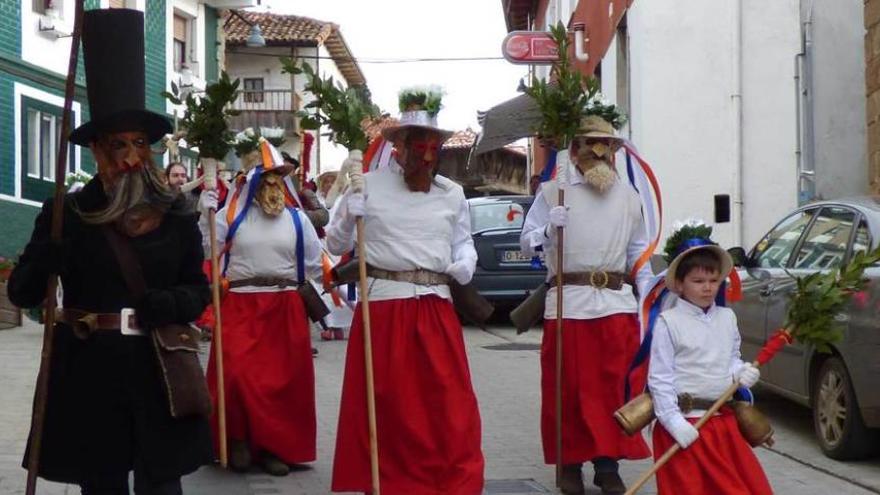 Una de las escenas de &quot;El casoriu&quot; que representaron los guilandeiros, ayer, en Tineo.