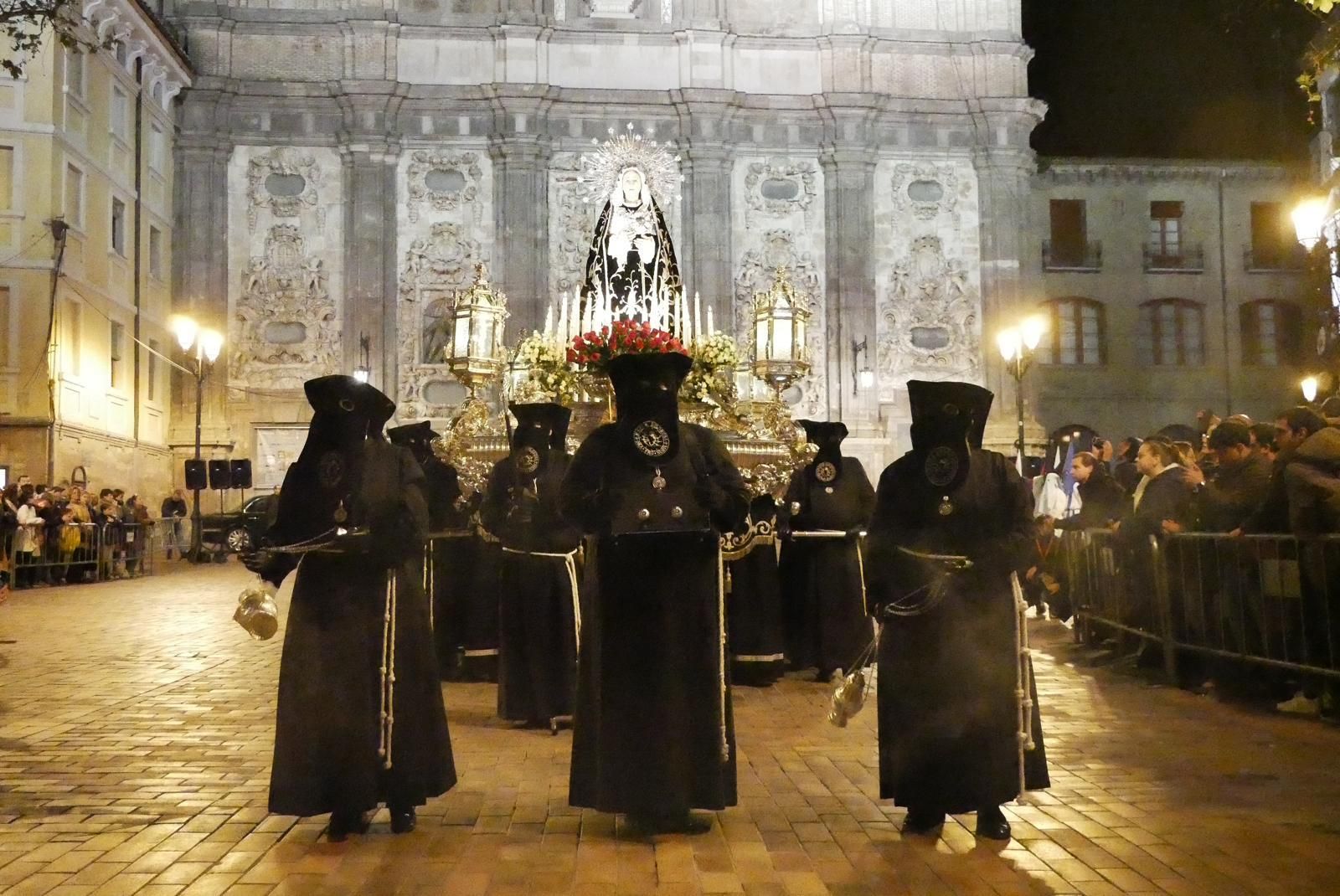 En imágenes | Zaragoza se conmueve con el 'Encuentro' de Jesús del Calvario y la Virgen de los Dolores