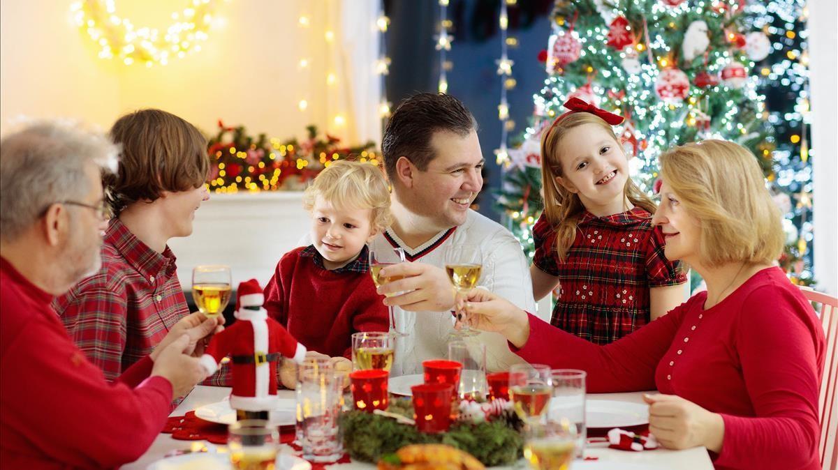 Una familia cena en Navidad.