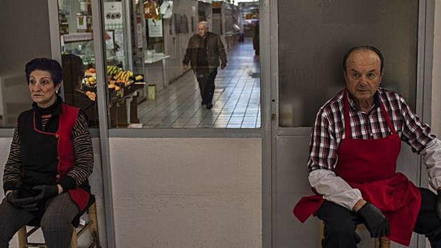 Dos de los vendedores del Mercado de Abastos, durante la maÃ±ana de ayer.