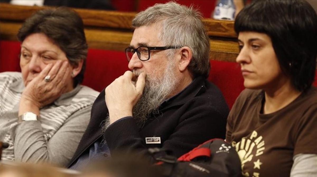 Los diputados de la CUP Gabriela Serra, Joan Garriga y Anna Gabriel, en el pleno del Parlament.