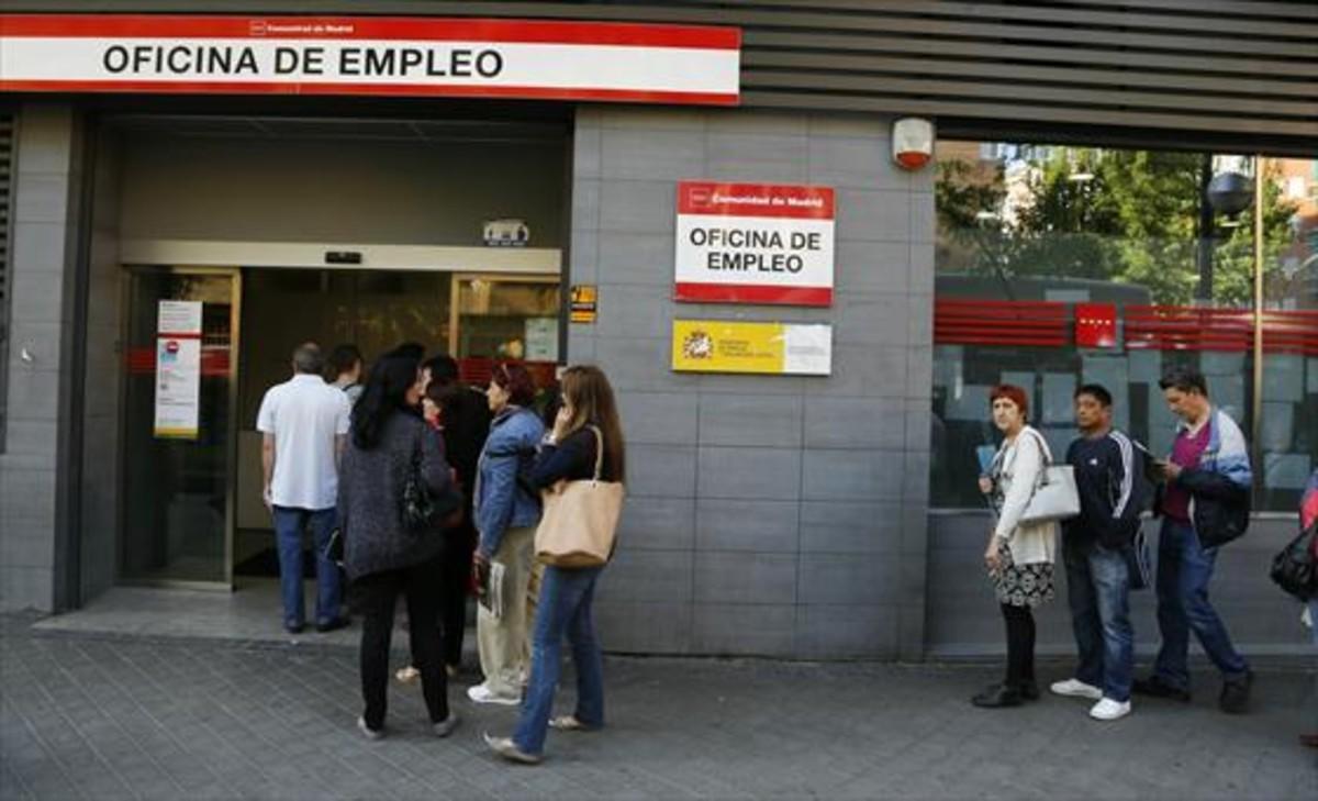 Colas en la oficina del SEPE (INEM) del barrio madrileño de Arganzuela, en el 2014.