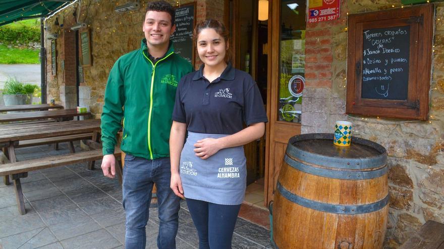 Antonio Rufino González Llano y Erika Paola Quintana Cabrera, en la terraza de La Chabola, en Teverga.