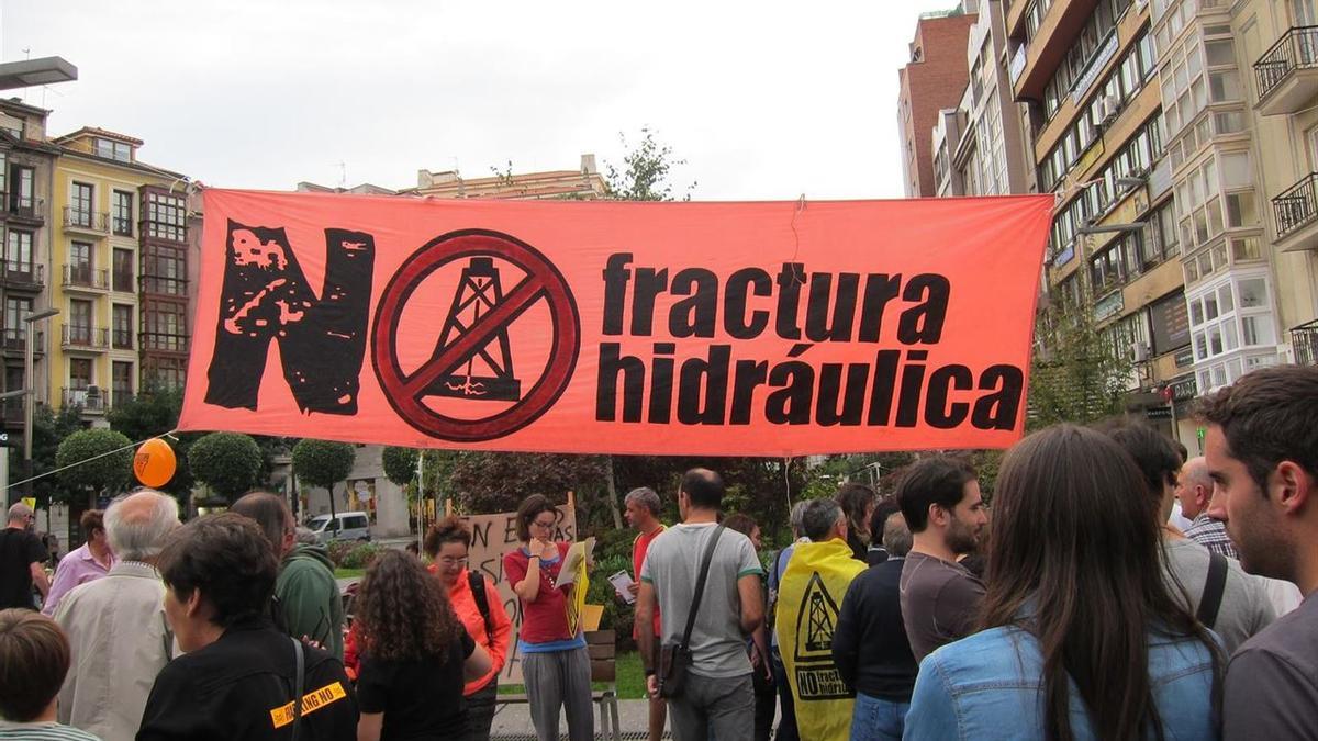 Manifestación contra el fracking en Santander.