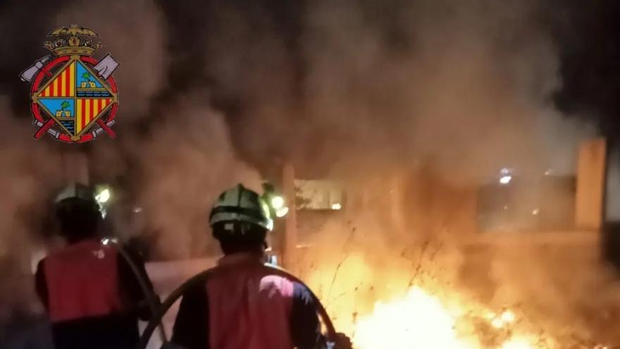 Un incendio destruye una casa de campo en Sant Jordi, en Palma