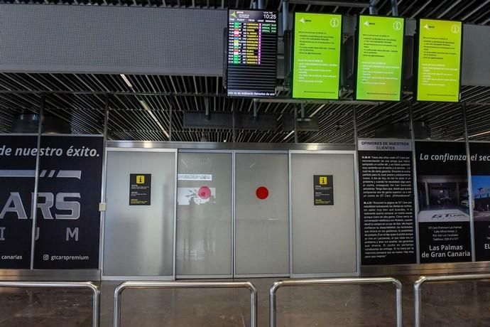 26-03-20  GRAN CANARIA. AEROPUERTO DE GRAN CANARIA. INGENIO TELDE. . Efecto del Covid-19 en el Aeropuerto de Gran Canaria, plataforma de aparcamiento de aviones vacía, últimos turistas y últimos en llegar.  Fotos: Juan Castro.