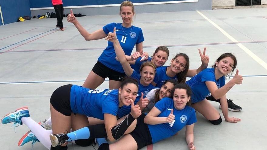 El equipo de Almoradí, celebrando su pase a la fase de ascenso