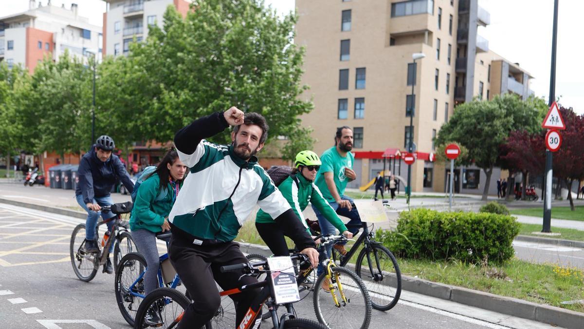Bicicletada desde el IES Ítaca para solicitar que se regulen las salidas extraescolares en Aragón, en una imagen de archivo.