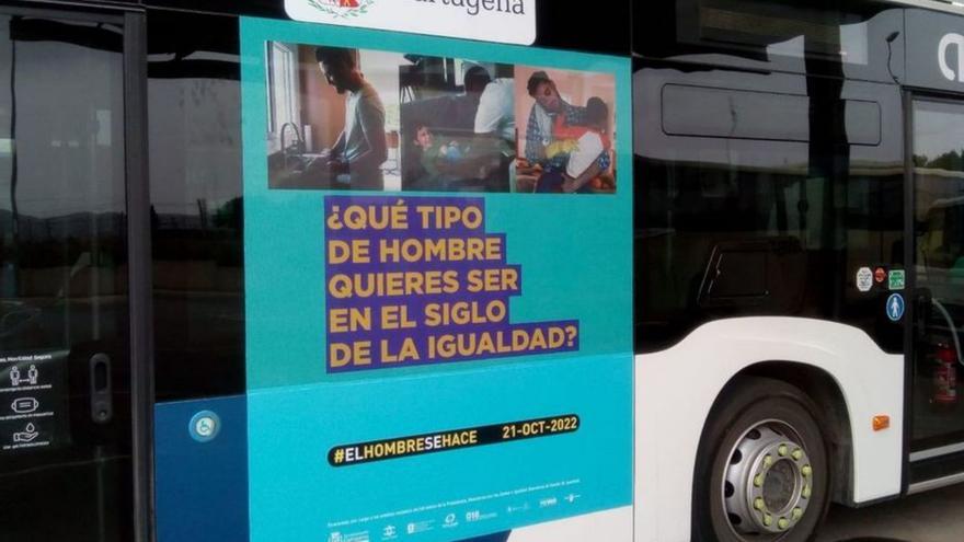 La campaña se desarrolla en redes sociales y autobuses. | AYTO CARTAGENA