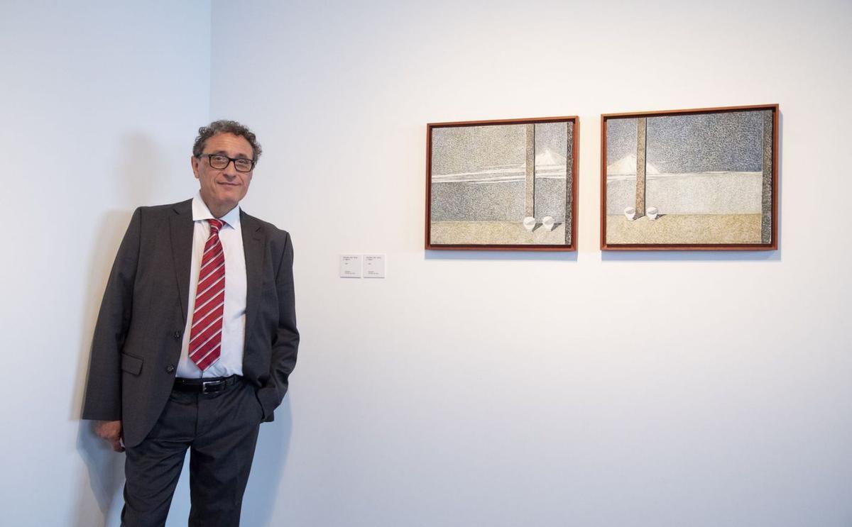 Adolfo Roitman posa junto a dos piezas de Cristino de Vera.