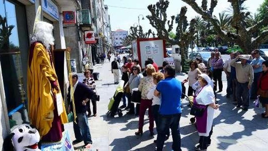 Una concentración de afectados ante la sucursal en Cangas.  // G.N.