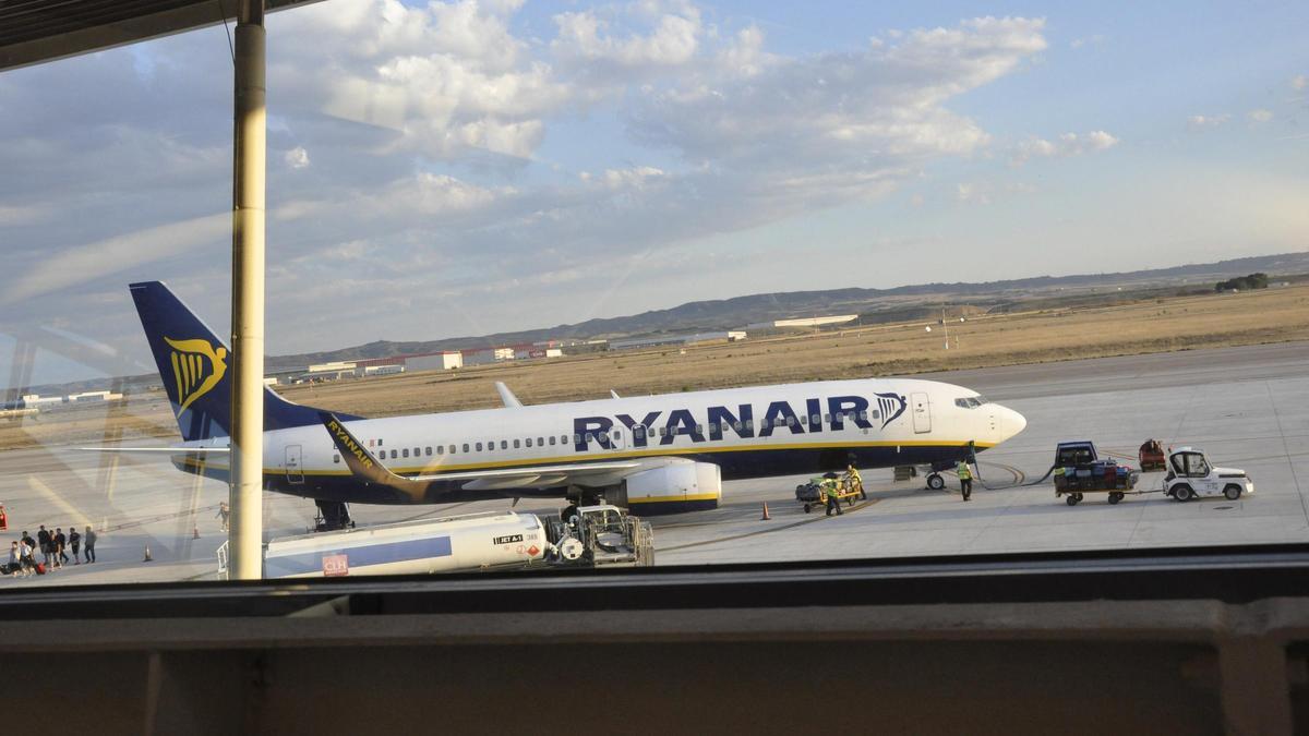 Un avión de la compañía Ryanair en la plataforma de estacionamiento del aeropuerto de Zaragoza.