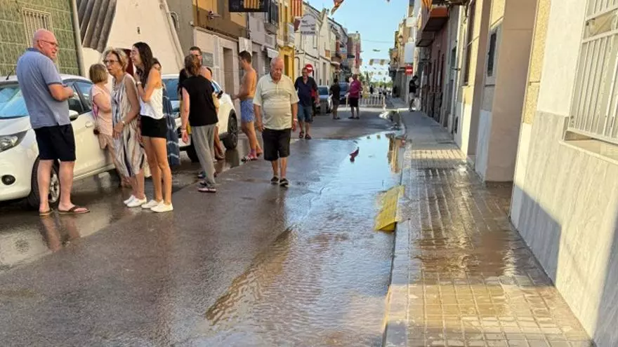 Otro reventón de una tubería en El Palmar deja a los vecinos sin agua potable