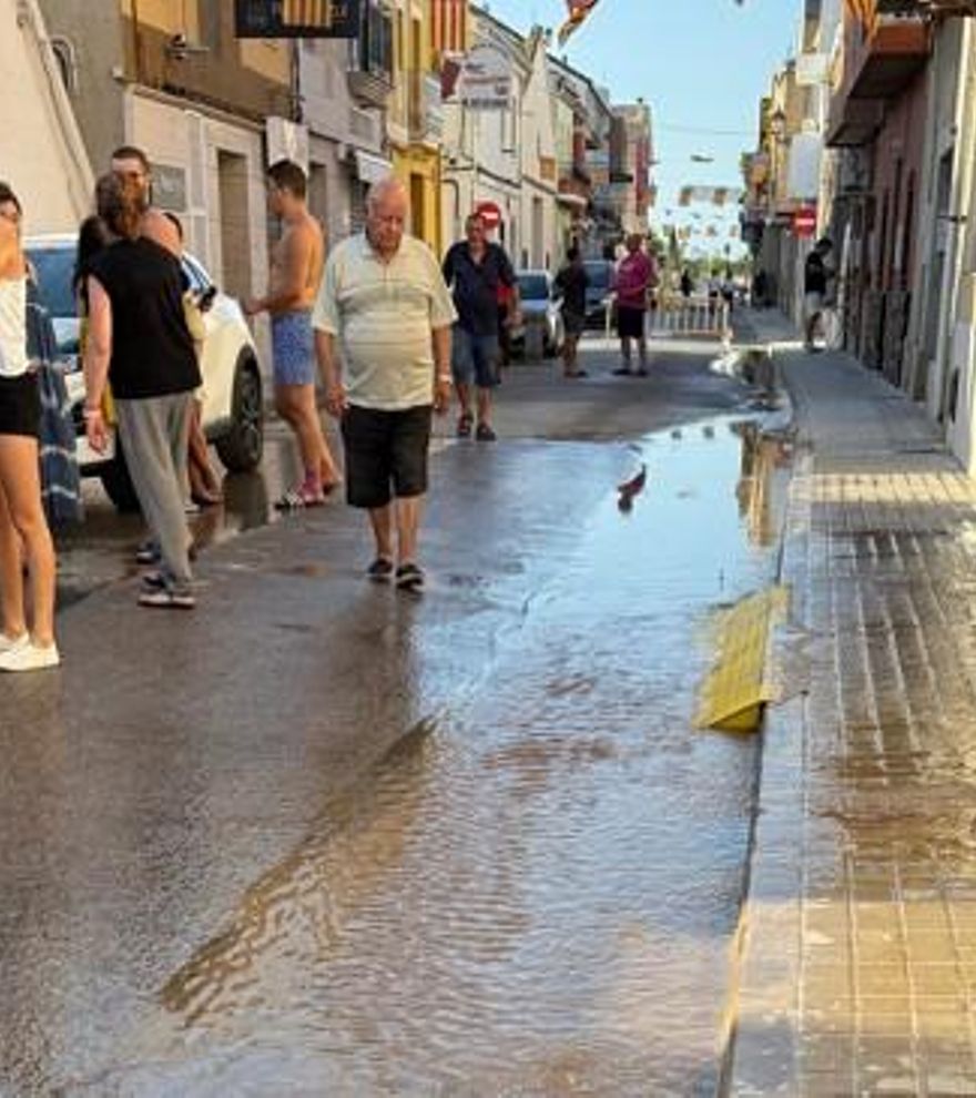 Otro reventón de una tubería en El Palmar deja a los vecinos sin agua potable