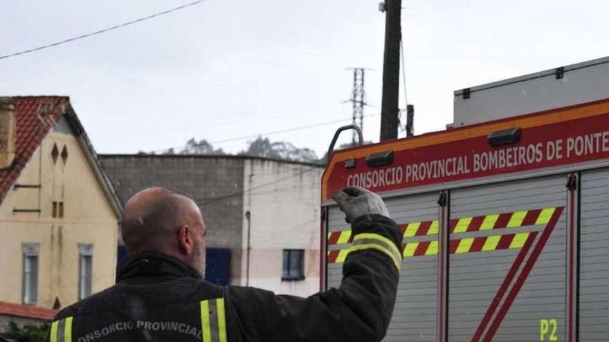 Los Bombeiros no llegaron a intervenir al no quedar el cuerpo atrapado bajo el tractor. // Iñaki Abella