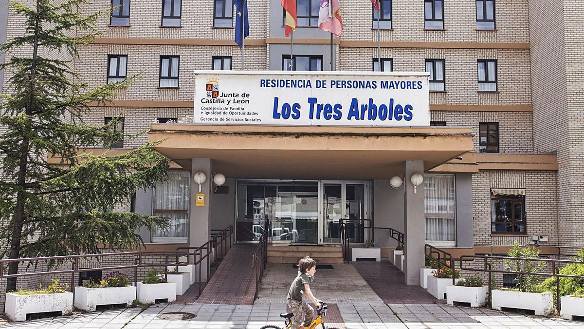 Un niño pedalea frente a la residencia de Los Tres Árboles, golpeada por el virus. | Nico Rodríguez