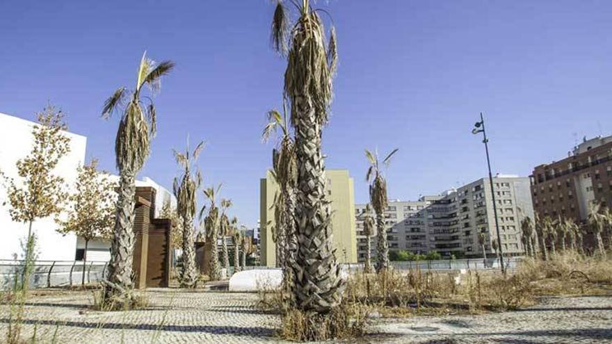 Vecinos y comerciantes lamentan el deterioro de la plaza del párking de Conquistadores de Badajoz