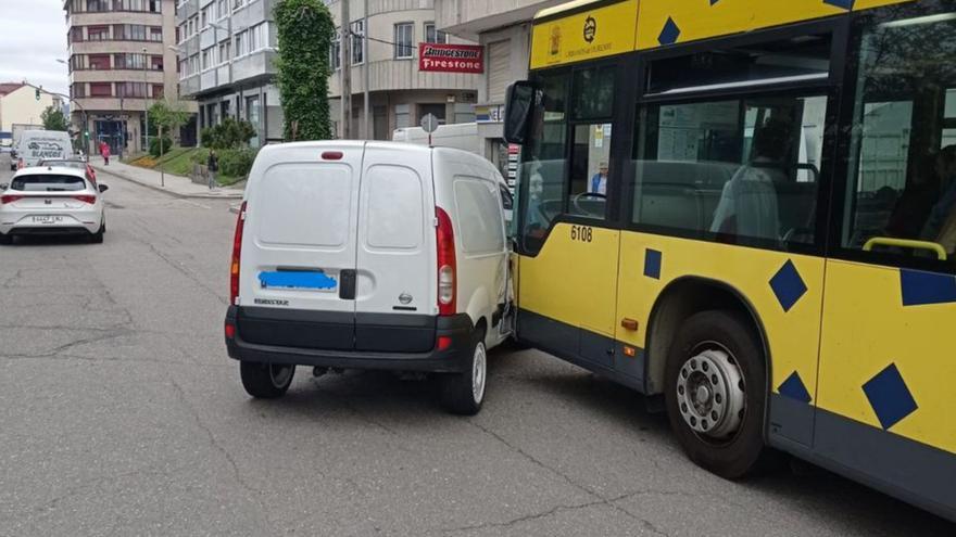 Varios heridos en una colisión entre una furgoneta y un bus en una calle de Ourense