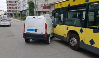 Varios heridos en una colisión entre una furgoneta y un bus en una calle de Ourense