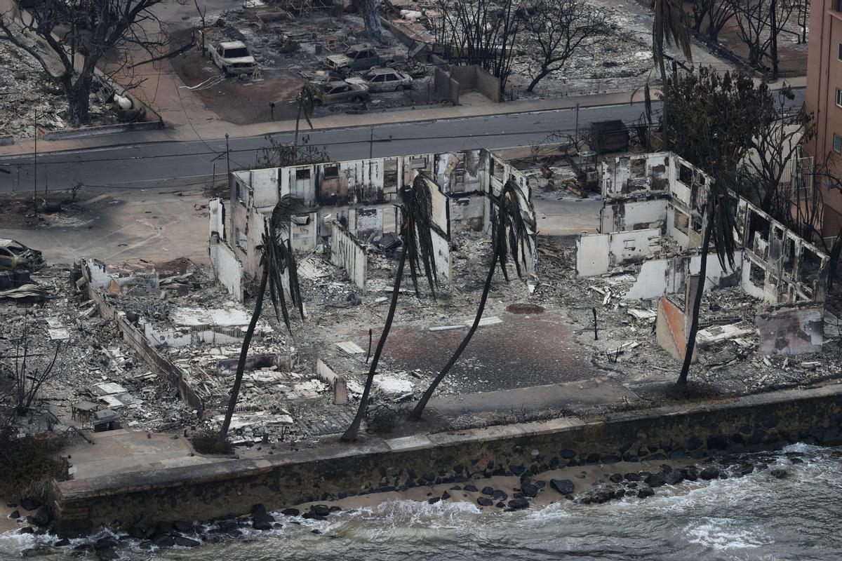 El fuego destruye la localidad de Lahaina, en Hawái