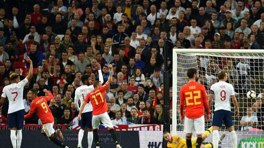 Los españoles celebran el gol de Rodrigo a Inglaterra, con Pickford en el suelo.