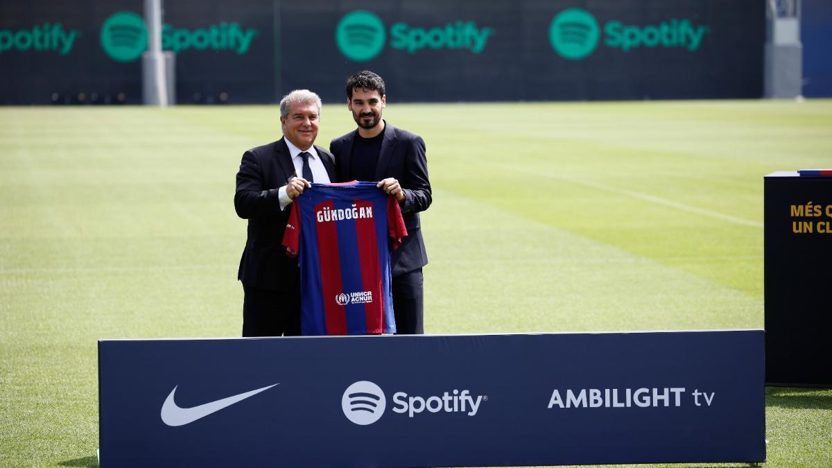 Gündogan posando con la nueva camiseta del FC Barcelona