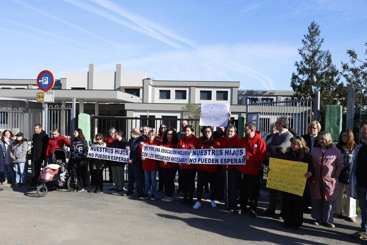 Participantes en la protesta, este jueves a la entrada del colegio de Educación Especial de Castiello.