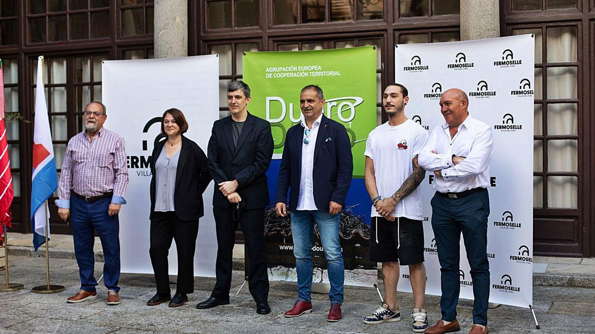 Desde la izquierda Pilo, Cusí, Antúnez, Pascual y hosteleros de Fermoselle, ayer en el Parador. | Emilio Fraile