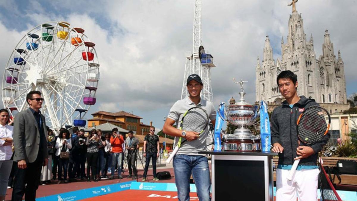 Rafa Nadal y Kei Ninshikori posaron con el Trofeo Conde Godó en el Tibidiabo