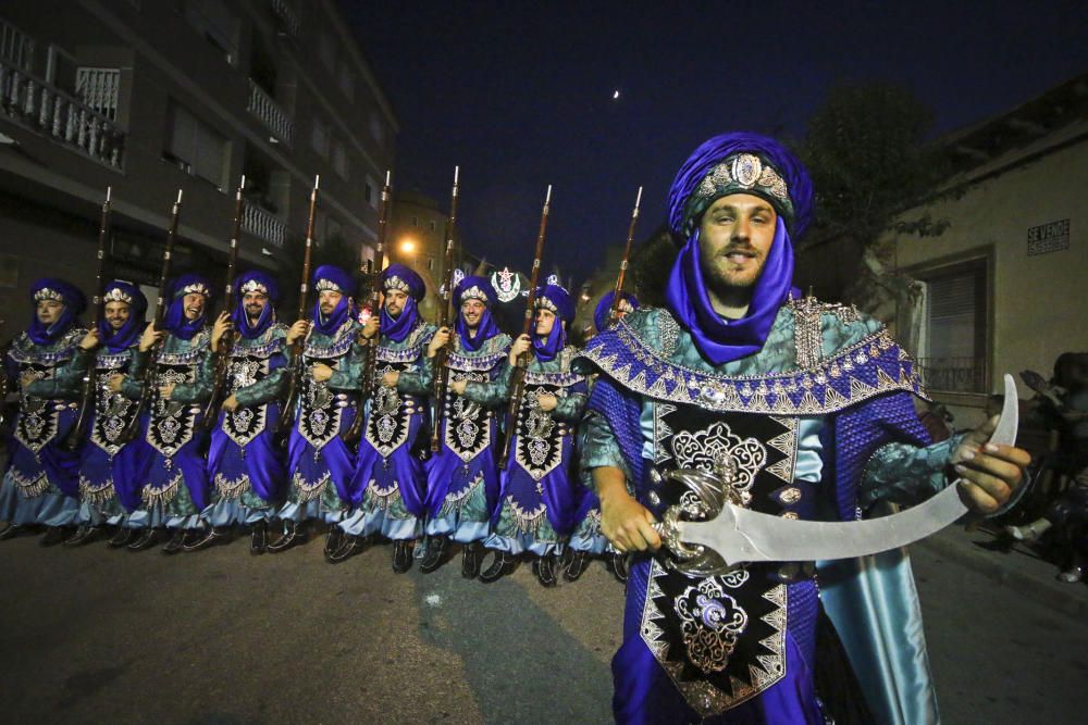 Diferentes imágenes del desfile de la Entrada Mora de Almoradí.