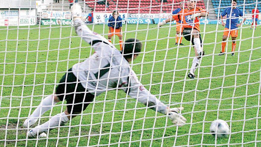 Momento en el que Berto, portero del Ourense, marca uno de los goles de ayer de penalti.