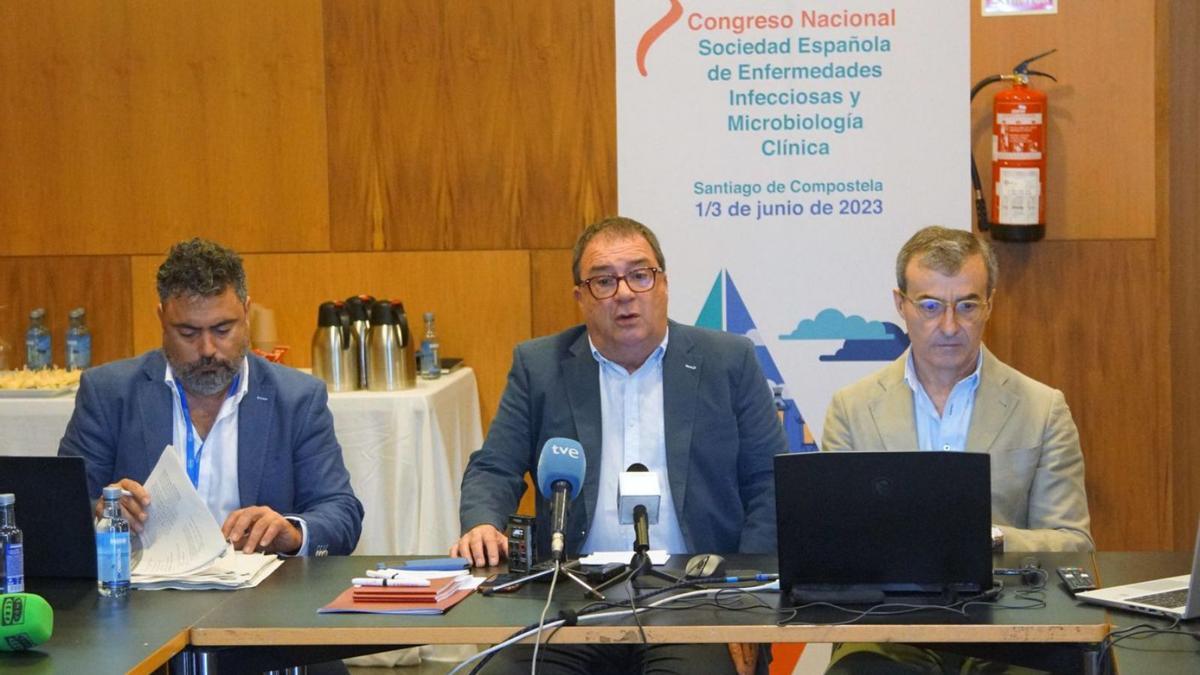 Antonio Oliver, izquierda, Antonio Rivero y Federico García, en la presentación del XXVI congreso nacional de la Asociación española de Enfermedades infecciosas y Microbiología clínica