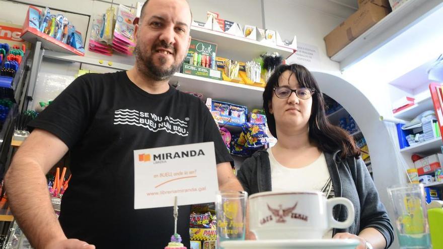 Fernando y Maribel, en la librería con una taza que la familia conserva del antiguo café Fénix. // Gonzalo Núñez