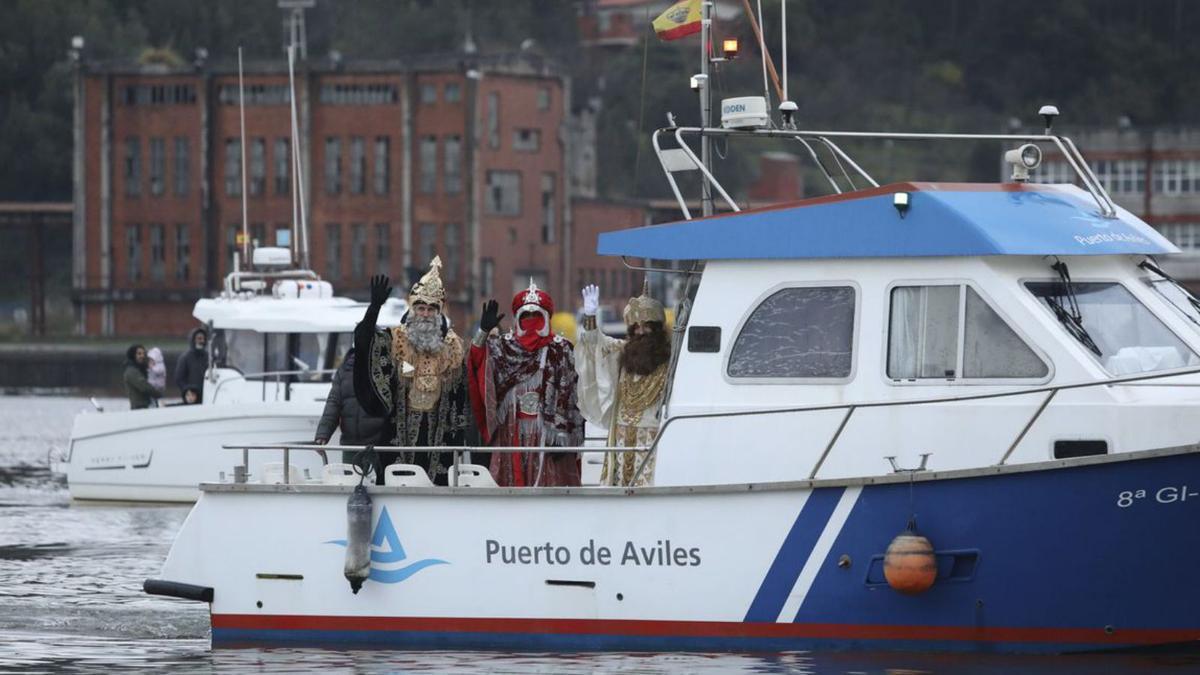 Melchor, Baltasar y Gaspar, a bordo de la lancha que les trajo, ría arriba, hasta Avilés.